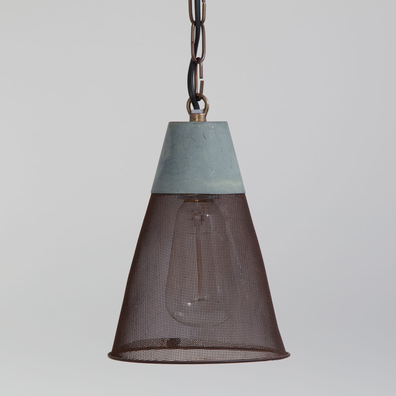 Esstischleuchte mit Lochblech-Schirm aus Messing LA CONIQUE: Ausführung in Edelrost-Patina mit Detail in Alt-Zink (auf Anfrage)